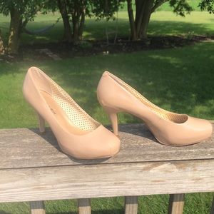 Nude pumps